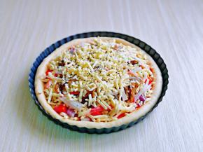 最后再铺上一层马苏里拉芝士，撒上罗勒碎，两个同样做好哈。