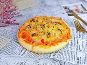 烤好的披萨趁热脱模。