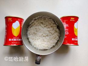 金龙鱼小鲜米先淘洗干净，大米里留一点清水待用。