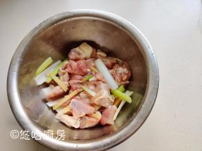 大鸡腿洗净剔掉骨头切小块，放一汤匙料酒、葱丝、姜丝、少许的盐用手抓匀，腌渍待用。