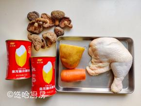 先备齐材料，干香菇要提前泡发，冷冻的大鸡腿提前化冻。