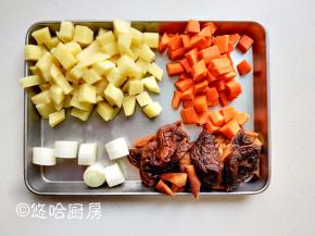 土豆、胡萝卜洗净去皮切小丁，葱切小段，泡发的香菇洗净切2半。