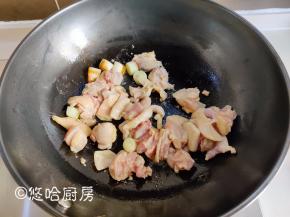 起锅，热锅冷油放入葱花爆出香味，放入腌渍的鸡肉丁（去掉葱姜不用）翻炒至变色。