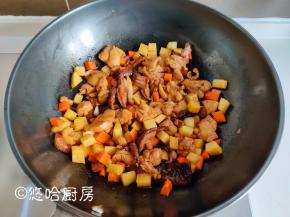 放入生抽、老抽炒匀，放入土豆、胡萝卜、香菇炒匀。