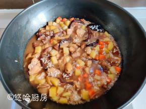 放入淘洗后的大米，加入清水与食材齐平。