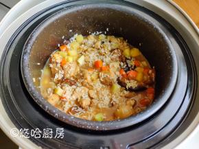 把一锅食材全部倒入电饭煲中，用饭煲的米饭功能焖熟米饭。