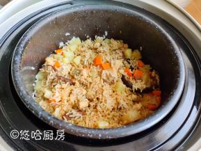 米饭做好后，不要着急开盖，继续焖十分钟后开盖。