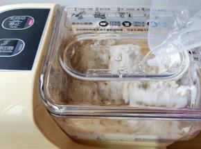 把面粉与3克食用盐放入面条机，盖上盖子启动开关，从盖子上方的小孔加入清水。