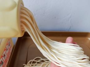 开始出面了【速度超快的】基本上100克面粉是38克的水，做了300克面粉113克的水，做出来的面条干湿正好。由于面粉的吸水性不同，在做时要适当增加水量。