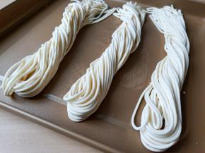 做好的面条马上吃不用拍干粉，如果要放置一段时间就在面条上撒点干面粉，面条抖一下。