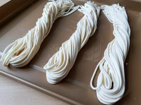 做好的面条马上吃不用拍干粉，如果要放置一段时间就在面条上撒点干面粉，面条抖一下。