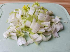 黄芽菜清洗好切小段。