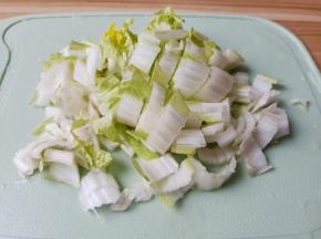 黄芽菜清洗好切小段。