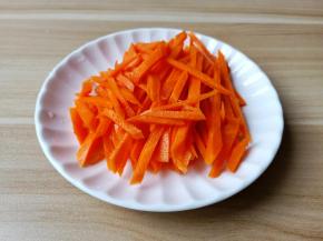 胡萝卜削皮切成丝。