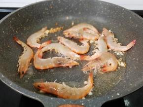 锅里加适量的油，蒜泥爆香倒入对虾爆炒。