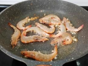 锅里加适量的油，蒜泥爆香倒入对虾爆炒。