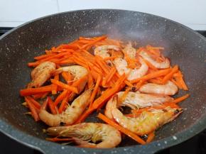 对虾翻炒至变色加入胡萝卜翻炒片刻。