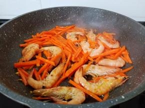 对虾翻炒至变色加入胡萝卜翻炒片刻。