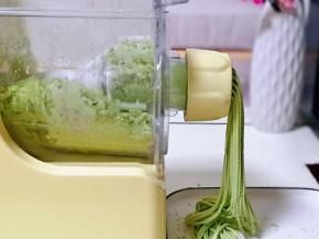 首先将高粉，大麦青汁粉加入面条机中，再盖上盖子，启动面条机，从注水口缓缓加入纯净水，之后启动面条机自动揉面！