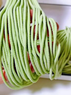 面揉好后，就会从面条出口挤压出面条啦！装面的器具中撒上一些干面粉。