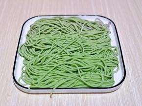 做好的面条，好美，春天的颜色。