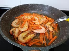 锅里倒入适量的清水。