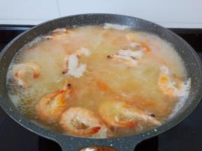 开大火将汤汁煮开。