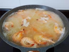 开大火将汤汁煮开。