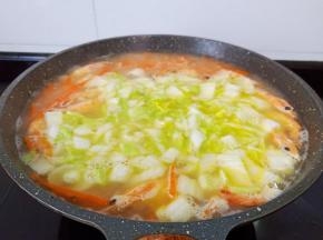 加入黄芽菜煮1分钟。