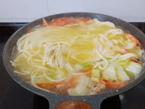 加入手擀面继续开大火将面煮熟。