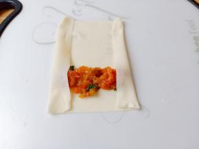 馄饨皮两边折起来。