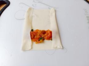 馄饨皮两边折起来。