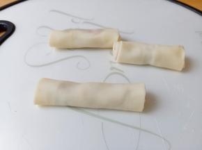 从上往下卷起来，收口位置蘸一点水粘合度刚好。