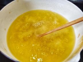 锅里多倒一点油，筷子试一下冒泡就可以。