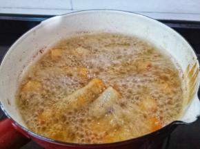 放入春卷油炸。