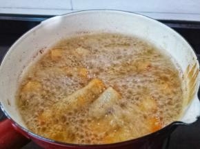 放入春卷油炸。