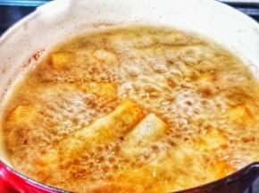 炸至两面金黄即可捞出。