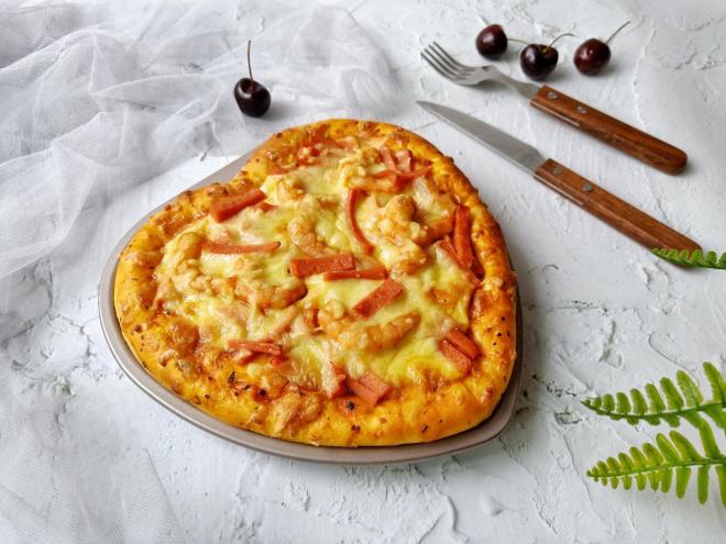 海鲜火腿肠披萨