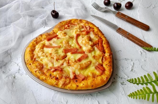 海鲜火腿肠披萨