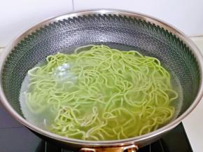 煮面条啦！锅中加水烧开，下面条，大火煮开，记得时不时的用筷子搅拌哈，避免黏连，煮沸后淋上冷水，反复个3-4次，面就差不多熟了。