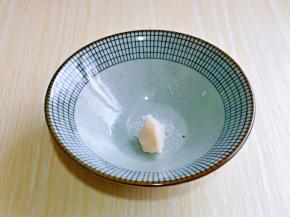 碗中加入盐，猪油。