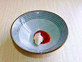 再加入六月鲜特级酱油，无需太多，这款酱油家里一直用，加一点就特别鲜美。