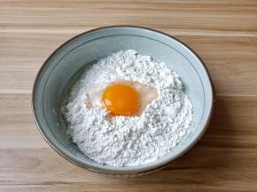 面粉里面加盐、鸡蛋。