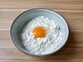 面粉里面加盐、鸡蛋。