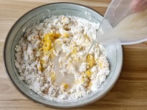 加入酵母水【酵母与白糖用温水化开】