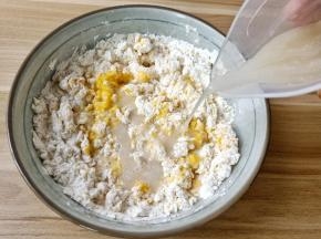 加入酵母水【酵母与白糖用温水化开】