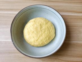 用手把面粉揉成团。