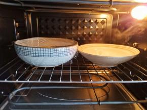 盖上保鲜膜放烤箱发酵，旁边放一盘热水保持烤箱的湿度。