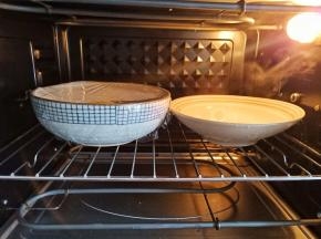 盖上保鲜膜放烤箱发酵，旁边放一盘热水保持烤箱的湿度。