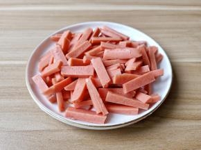 火腿肠切长条。
